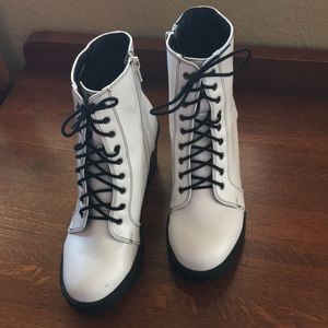 Metaphor lace-up white boot with zipper